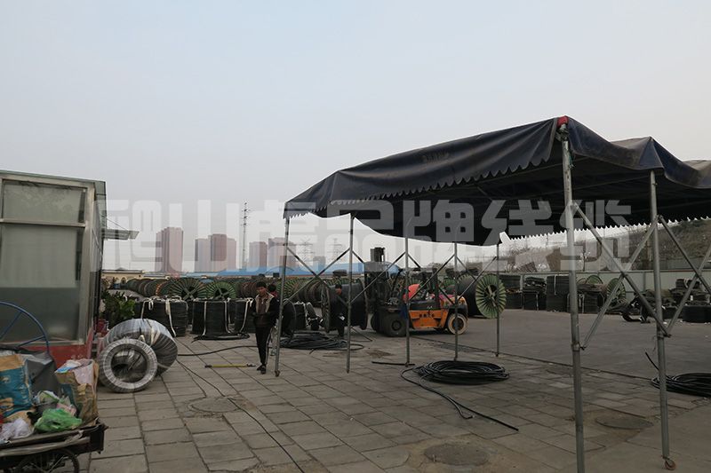 橡套電纜的橡皮發(fā)粘和銅絲發(fā)黑的原因從下面兩個(gè)方面來分析   橡套電纜是由多股的細(xì)銅絲為導(dǎo)體，外包橡膠絕緣和橡膠護(hù)套的一種柔軟可移動(dòng)的電纜品種。 一般來講，包括通用橡套軟電纜，電焊機(jī)電纜，潛水電機(jī)電纜，無線電裝置電纜和攝影光源電纜等品種。銅絲發(fā)黑的原因是多種因素造成的，不僅僅是橡皮的配方問題，還與銅絲本身所處的狀態(tài)、橡膠加工工藝、橡膠硫化工藝、電纜的結(jié)構(gòu)、護(hù)套橡膠配方、生產(chǎn)環(huán)境等諸多因素有關(guān)。下面爬山虎電力線纜小編為您介紹下：    橡皮發(fā)粘和銅絲發(fā)黑的原因分析  銅絲本身的原因在廿世紀(jì)五十到六十年代，國(guó)內(nèi)大多數(shù)廠家均使用普通銅桿，銅含量為99.99%，均為有氧銅桿，生產(chǎn)方法都是銅錠加熱后經(jīng)多道壓延后制得黑色銅桿，經(jīng)過大、中、小拉將銅桿制成比較細(xì)的銅絲。因?yàn)殂~本身不是無氧銅，在加工過程中銅絲表面難免出現(xiàn)氧化。到了廿世紀(jì)八十年代，國(guó)內(nèi)引進(jìn)了無氧銅桿的先進(jìn)生產(chǎn)技術(shù)，以及國(guó)內(nèi)自行開發(fā)的無氧銅桿生產(chǎn)技術(shù)，使整個(gè)電線電纜行業(yè)均用上了無氧銅桿，這無疑是改善了銅絲的發(fā)黑問題。但由于對(duì)銅桿的加工，特別是韌煉工藝的掌握以及加工好的銅線芯存放的條件不好，使銅線芯本身已有輕微的氧化，這也是銅絲發(fā)黑的原因之一。    橡膠配方的原因廿世紀(jì)五十年代，橡膠絕緣均采用天然膠和丁苯膠并用配方。由于絕緣橡皮直接與銅線接觸，所以就不能直接使用硫磺作硫化劑，即使用很少的硫磺也會(huì)使銅線發(fā)黑。必須使用一些能夠分解出游離硫的化合物，如前面提到過的促進(jìn)劑TMTD、硫化劑VA-7，同時(shí)還要配合一些硫化促進(jìn)劑來提高硫化速度和硫化程度，確保絕緣橡皮的物理機(jī)械性能和電氣性能。    但從絕緣橡皮的彈性、強(qiáng)力和永久變形看，都不如加有硫磺的橡皮（如果不考慮銅絲發(fā)黑的話）。幾十年的實(shí)踐已經(jīng)證實(shí)TMTD無法解決銅絲的發(fā)黑問題。另外，絕緣橡皮要有各種顏色，紅、藍(lán)、黃、綠、黑是基本顏色，這些顏色的出現(xiàn)也會(huì)促使橡皮發(fā)粘和銅絲發(fā)黑。配方中的主要填充劑是輕質(zhì)碳酸鈣和滑石粉，由于價(jià)格的關(guān)系，有些廠家為了降低成本，用價(jià)格特別便宜的碳酸鈣和滑石粉，這些填充劑粒子粗、游離堿的含量大、雜質(zhì)多，所以物理機(jī)械性能比較差，電性能不好，還容易造成銅絲發(fā)黑。還有的廠用活性超細(xì)碳酸鈣來提高絕緣橡皮的物理機(jī)械性能，而活性鈣多數(shù)是用硬脂酸來處理的，這種酸也是促使銅絲發(fā)黑的原因。    硫化劑VA-7的使用，可以改善銅絲發(fā)黑，但由于硫化程度不夠，橡皮的永久變形大，會(huì)造成橡皮發(fā)粘。特別是加入促進(jìn)劑ZDC以后，提高了硫化速度，為了防止焦燒，還要加入促進(jìn)劑DM來延緩焦燒時(shí)間。    從促進(jìn)劑ZDC的結(jié)構(gòu)看，是在TETD結(jié)構(gòu)中兩個(gè)相連接的硫中間接上一個(gè)金屬鋅，結(jié)構(gòu)式為： S S H5C2 ‖ ‖ H5C2 ＞N-C-S-Zn-S-C-N＜ H5C2 H5C2 與TETD結(jié)構(gòu)式 S S H5C2 ‖ ‖ H5C2 ＞N-C-S-S-C-N＜ H5C2 H5C2 十分接近，在配方中還無法避開和秋蘭姆相似的結(jié)構(gòu)銅絲發(fā)黑可能時(shí)間略長(zhǎng)一點(diǎn)，但沒有從根本上解決。    正在上傳...    從電線電纜結(jié)構(gòu)分析  銅的催化老化是橡皮發(fā)粘的重要原因前蘇聯(lián)電纜科學(xué)研究院試驗(yàn)證明：硫化過程中銅從與橡膠接觸處滲入到絕緣橡膠中，1.0-2.0mm厚度的絕緣橡皮含銅0.009-0.0027%。眾所周知，微量銅對(duì)橡皮有極大的破壞作用，也就是我們通常說的重金屬對(duì)橡膠的催化老化。    在絕緣硫化過程中，秋蘭姆析出若干游離硫與銅反應(yīng)，形成活性含銅基團(tuán)： CH3 │ CH2-CH-C-CH2- │ │ S S │ │ Cu Cu 在老化時(shí)，較弱的-S-S-鍵斷裂，形成活性含銅基：Cu-S-，它與橡膠作用，同時(shí)與氧作用，破壞橡膠的長(zhǎng)鍵分子，使橡膠變軟變粘，是低分子鏈的組合。    法國(guó)橡膠研究院研究發(fā)粘重現(xiàn)問題時(shí)也指出：如果橡膠中含有有害的金屬，如：銅、錳等重金屬鹽類，那么不管促進(jìn)劑的種類，均會(huì)發(fā)生橡膠發(fā)粘現(xiàn)象。    橡套電纜中硫磺向絕緣橡皮和銅線表面的遷移前蘇聯(lián)科學(xué)家應(yīng)用放射性同位素證實(shí)了電纜護(hù)套橡膠中硫擴(kuò)散的可能性。以天然橡膠為基的硫化膠中，在130-150℃的溫度下，游離硫的擴(kuò)散系數(shù)約為10-6cm2/s。    連續(xù)硫化的生產(chǎn)廠，硫化護(hù)套橡膠時(shí)，溫度在185-200℃之間，這個(gè)擴(kuò)散的系數(shù)就更大。由于橡套游離硫的擴(kuò)散，改變了秋蘭姆橡膠的結(jié)構(gòu)，可能形成多硫鍵。這些多硫化合物通過化學(xué)分解和化合實(shí)現(xiàn)遷移，即